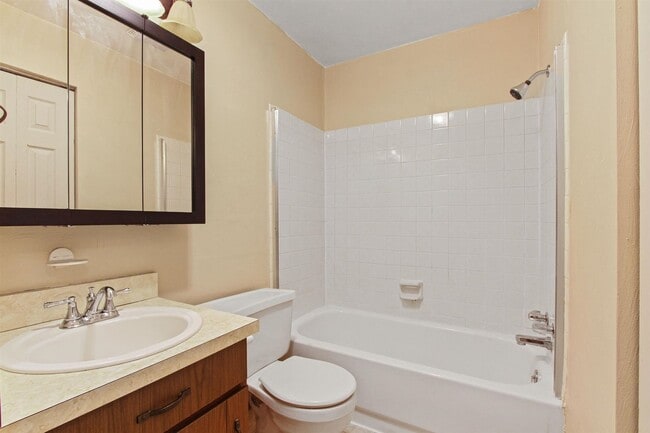 Building Photo - Bright 2BR Townhome in Dallastown School District!