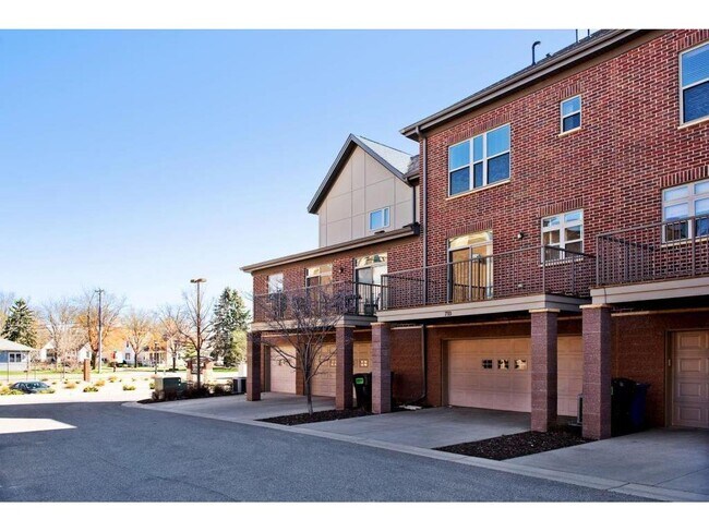 Building Photo - 733 Mercer St