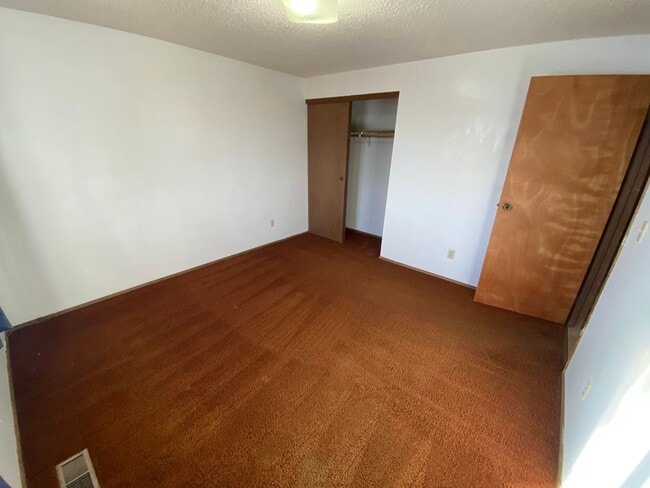 Building Photo - Cozy 3 Bedroom 1 Bath Home with Large Yard & 1 Car Attached Garage