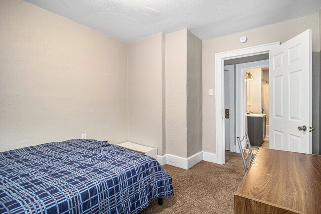 Building Photo - 805 Miner St