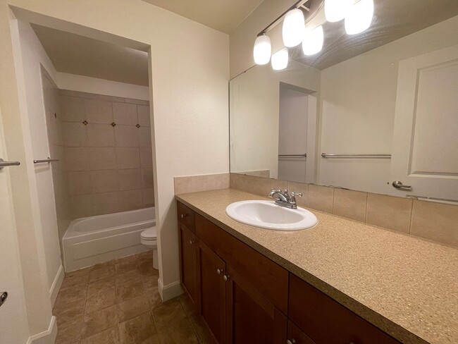 Building Photo - Beautiful 1 Bed 1 Bath Condo w/ Parking In...