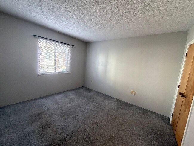 Building Photo - 10 Thompson St