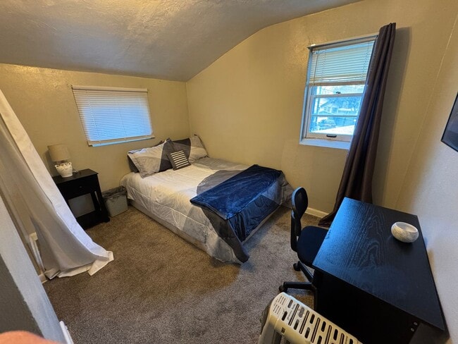 Building Photo - 1513 1st St W