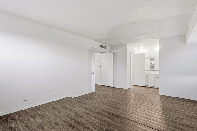 Building Photo - 4613 Sun Valley Dr