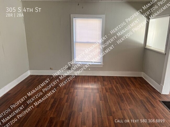 Building Photo - 305 S 4th St