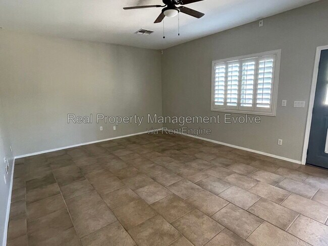 Building Photo - 3632 W Jacksonville Dr