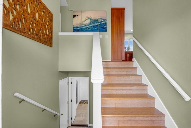 Building Photo - Single-family home with upstairs & downstairs rentals