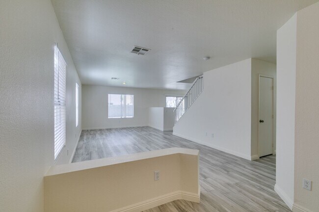 Building Photo - Stunning 4 bedroom, 2.5 bathroom