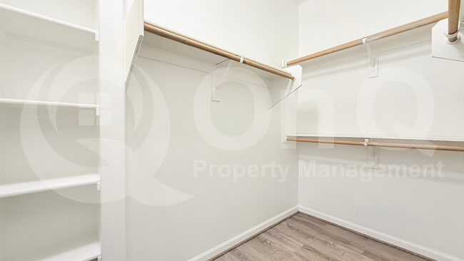 Building Photo - 955 E Knox Rd