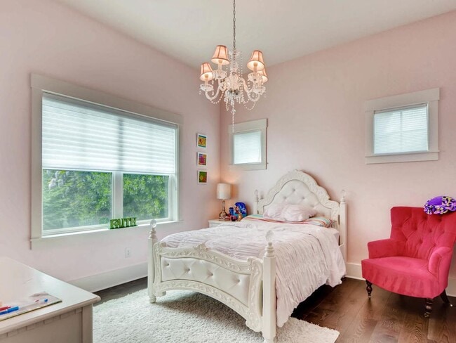 Building Photo - Highly desirable location and floor plan.