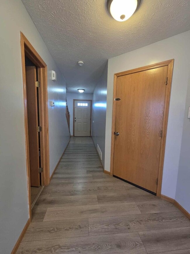 Building Photo - Spacious Town House!!