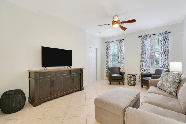 Building Photo - 123 E Thatch Palm Cir