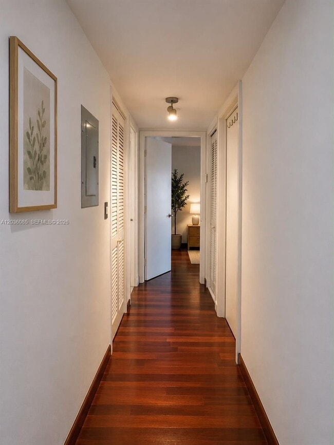 Building Photo - 1450 Brickell Bay Dr
