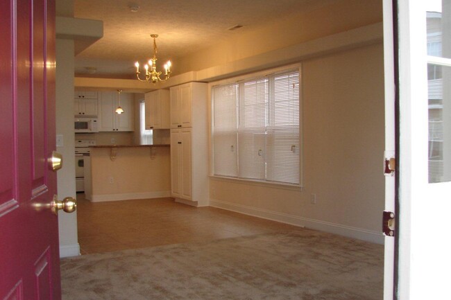 Building Photo - Beautiful Town Home in Tucker Creek