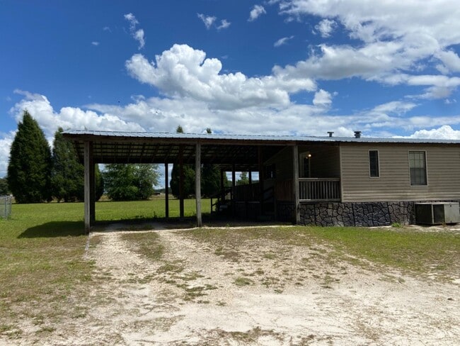 Building Photo - 3 Bedroom, 2 Bath home just outside of Liv...