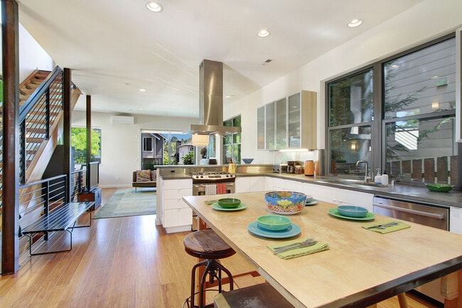 Building Photo - 216 26th Ave E