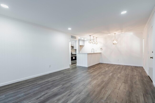 Building Photo - 18350 Hatteras St