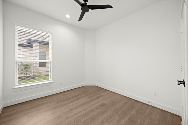 Building Photo - 2729 Solbrook Ln