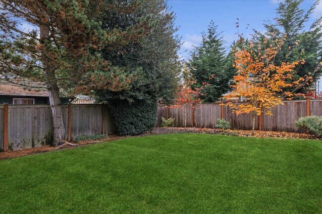 Building Photo - Prime Maple Leaf Bright 2-Bed 2-Bath Corne...