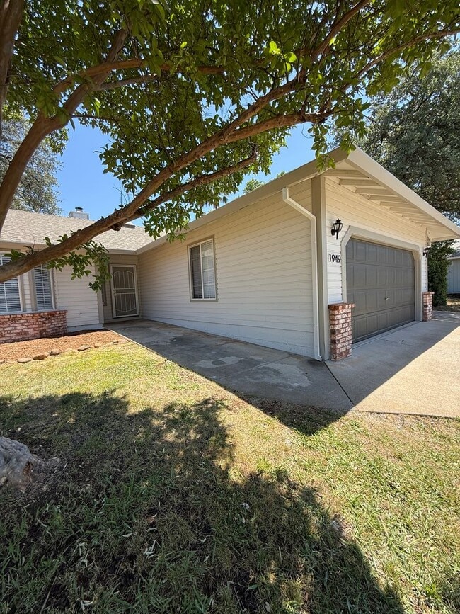 Building Photo - Prime Location 3 Bed 2 Bath Updated Home!