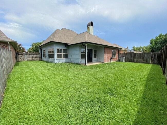 Building Photo - Family Home in Lafitte Landing – Fenced Ya...