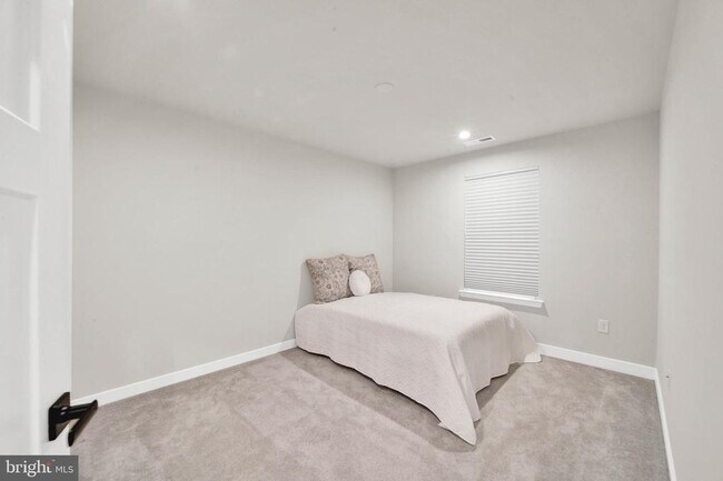 Building Photo - 15 Pratt Ln