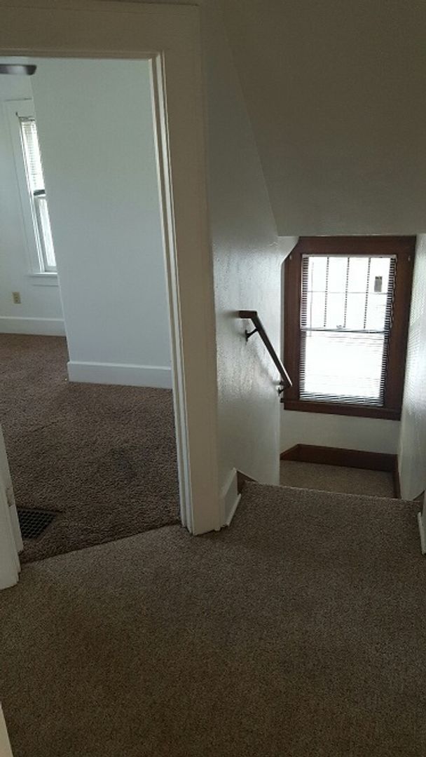 Building Photo - Close Walk To U of I Hospitals-House for Rent