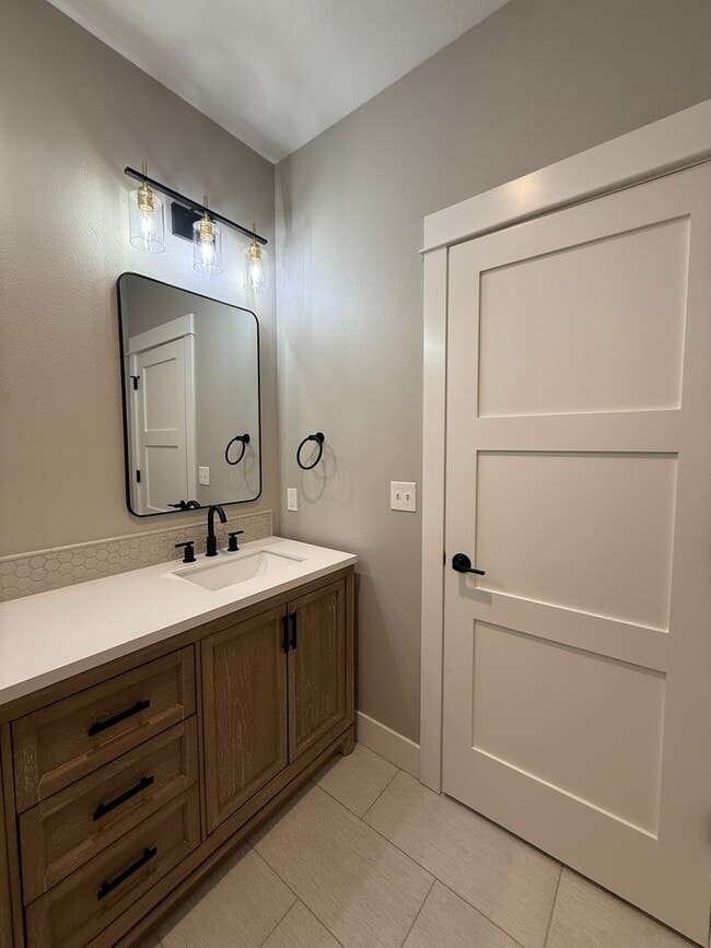 Building Photo - Elegant and Luxurious Cottage Grove Home