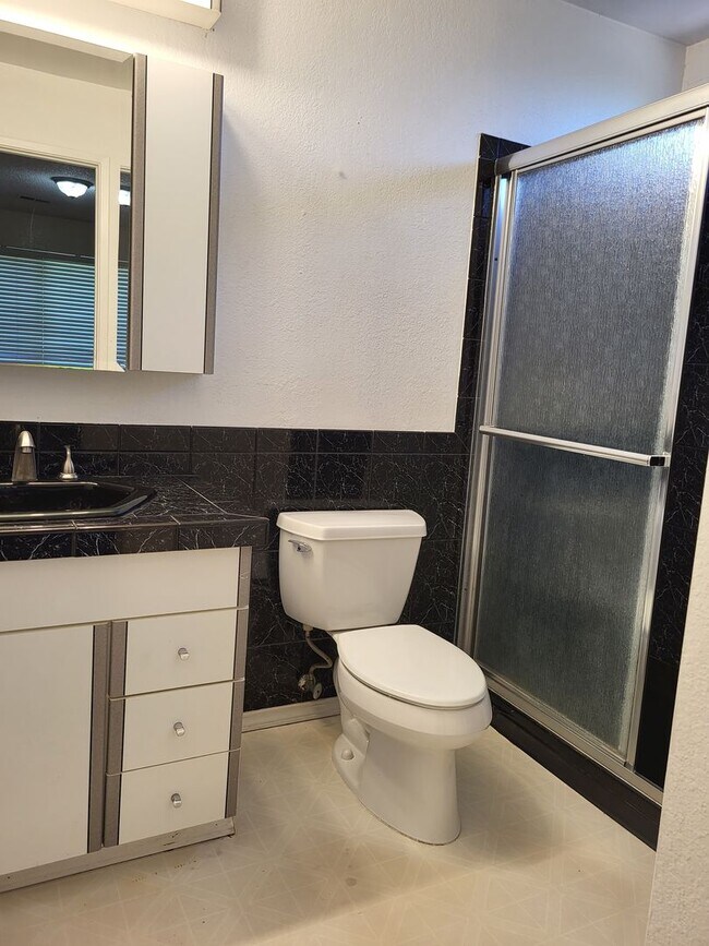 Building Photo - 125 Serpentine Dr