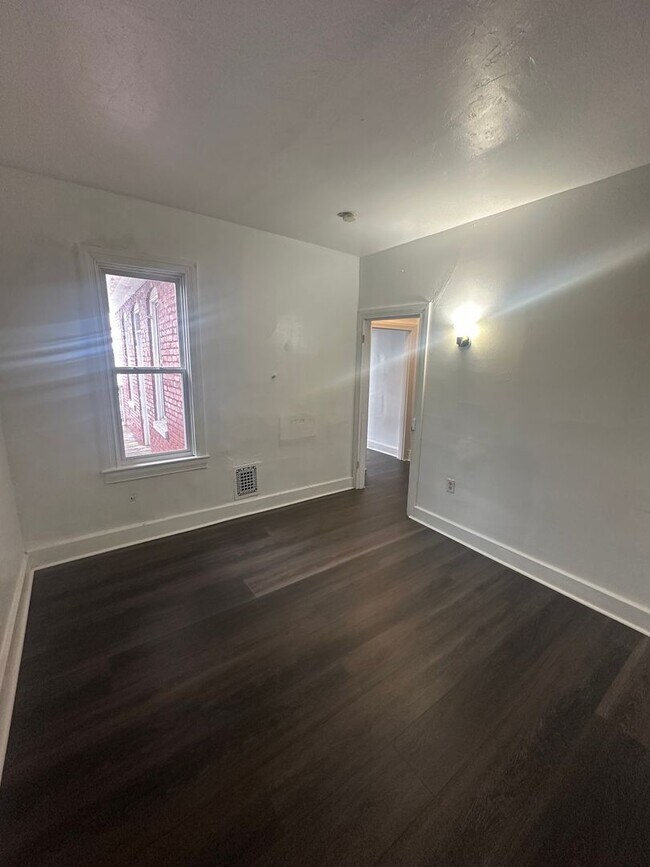 Building Photo - 927 W Poplar St