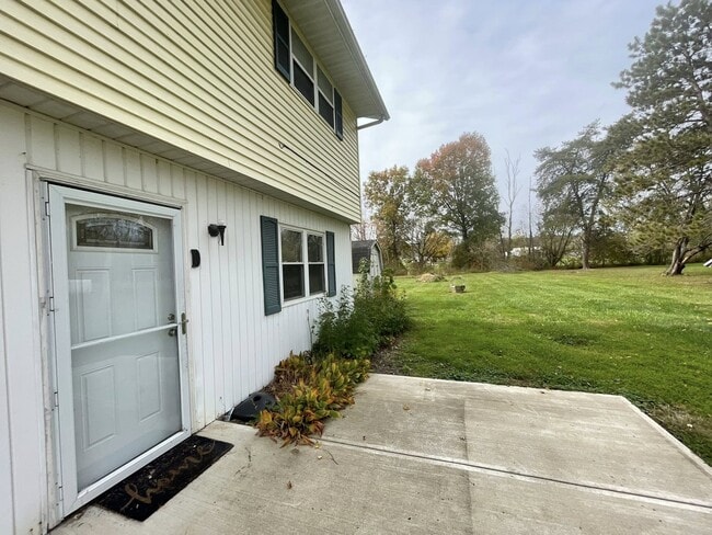 Building Photo - 6465 Frazeysburg Rd