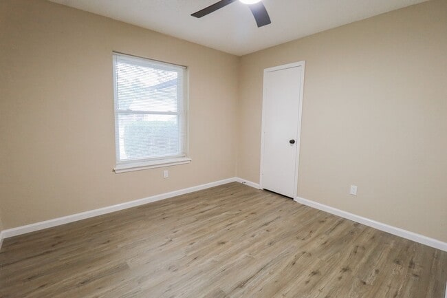 Building Photo - 3 bed/2bath! Fully remodeled!