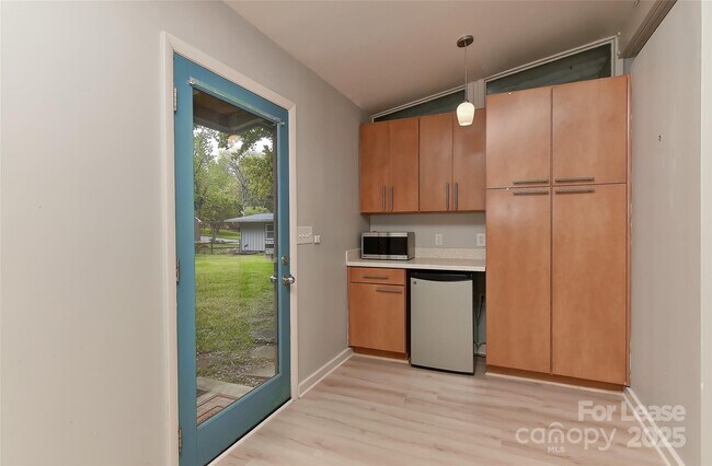 Building Photo - 3111 Spring Valley Rd
