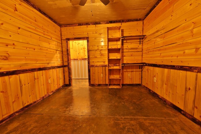 Building Photo - Rustic Home in Heart of Martin!