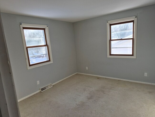 Building Photo - Charming 3 Bedroom Home