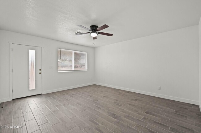 Building Photo - 10947 W Mohave St