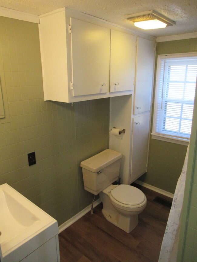Building Photo - Charming 2-Bedroom Home Near Downtown Linc...