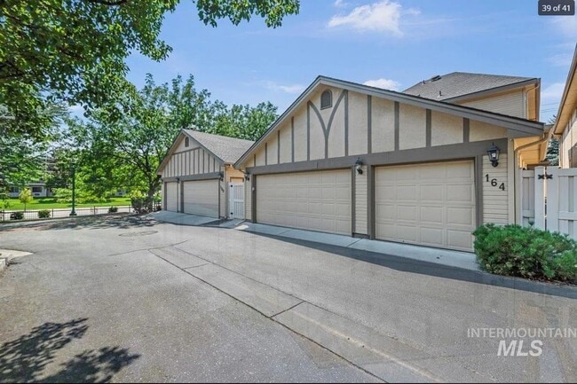 Building Photo - Gorgeous fully furnished home in downtown Eagle!