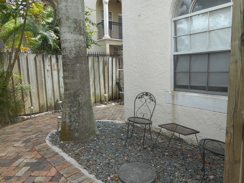 Side Patio - 3356 Bird Ave