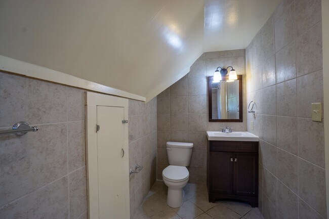Building Photo - Available 6/1/26 - Newly Renovated 3 Block...
