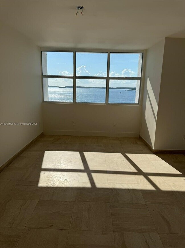 Building Photo - 1420 Brickell Bay Dr