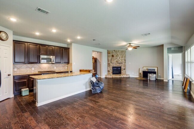 Building Photo - 612 Excalibur Dr