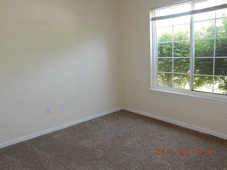 Building Photo - 24493 Tanglewood Rd