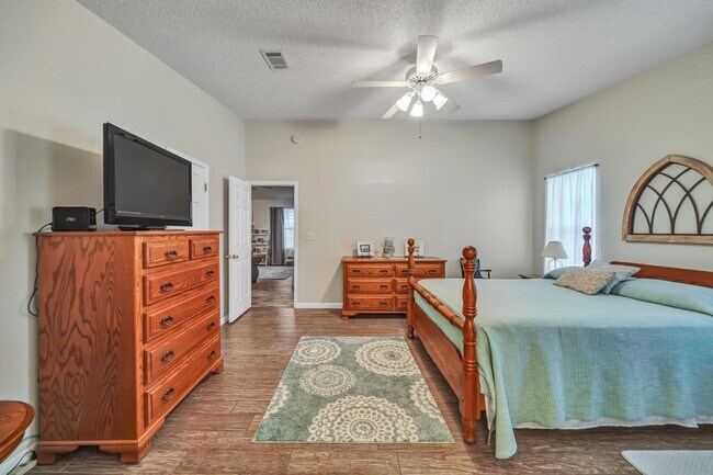 Building Photo - Updated 3 Bedroom in Central Location!