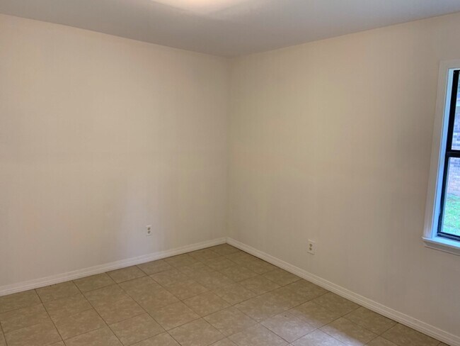 Building Photo - 2924 Holly Dr