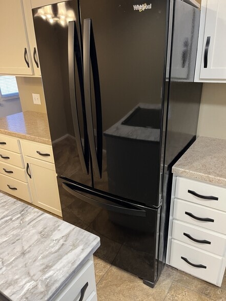 Building Photo - 800 N Main St