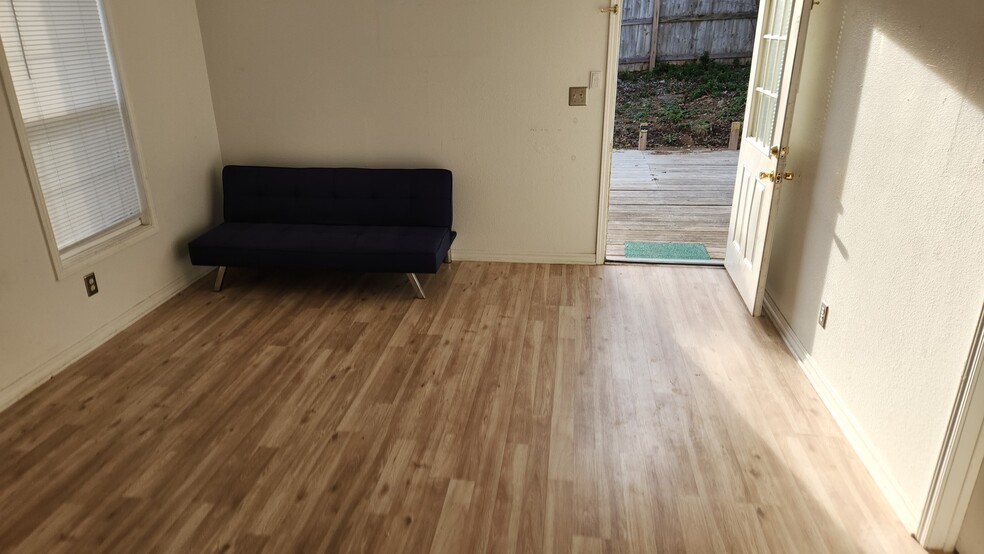 Building Photo - 832 W Eagle St