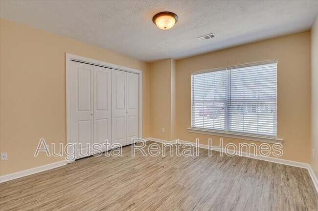 Building Photo - 1036 Lancaster Way