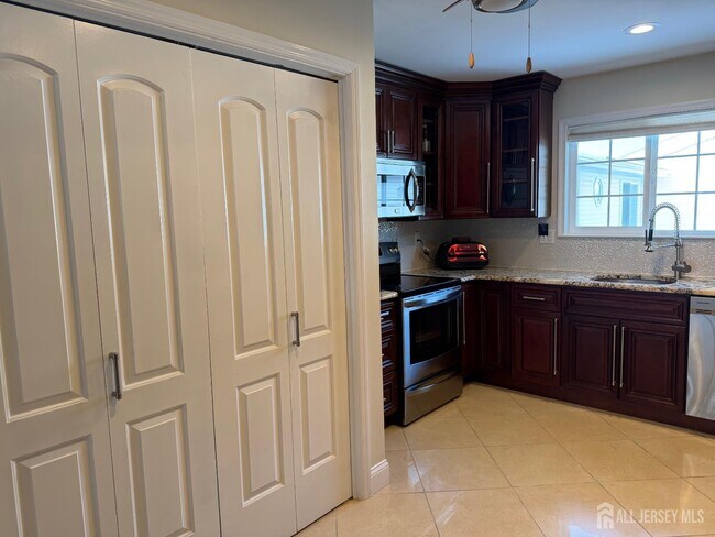 Building Photo - 652A Ardmore Rd