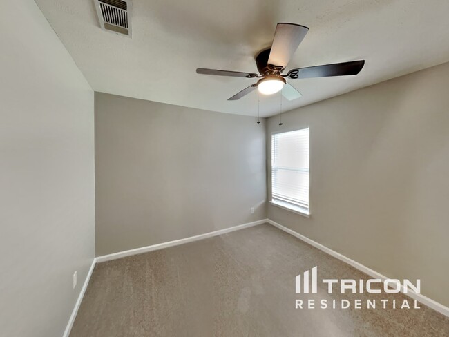 Building Photo - 323 Sarna Dr